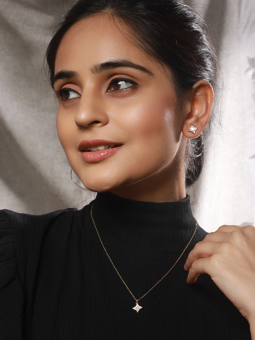 Anti-Tarnish Gold Toned Faux Pearl Star Shaped Minimal Pendant Jewellery Set