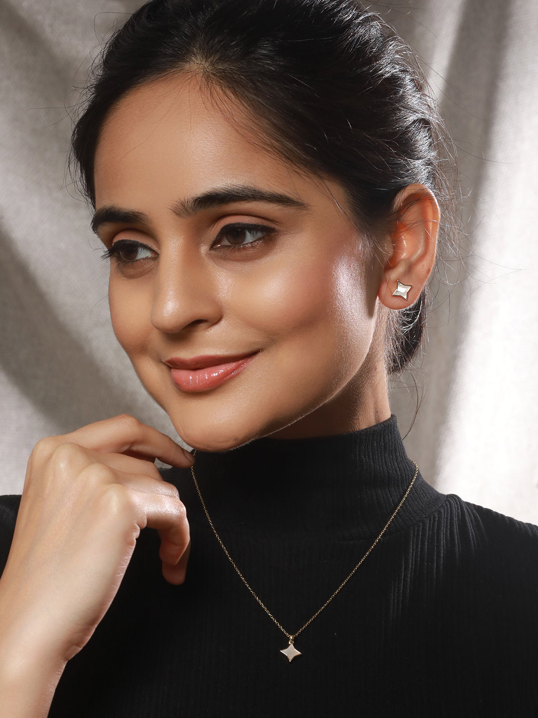 Anti-Tarnish Gold Toned Faux Pearl Star Shaped Minimal Pendant Jewellery Set