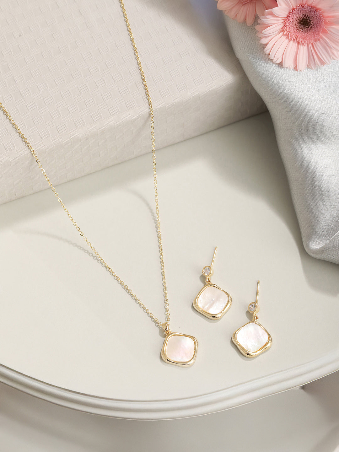 Anti-Tarnish Gold Plated Faux Pearl Minimal Geometric Pendant Chain Jewellery Set