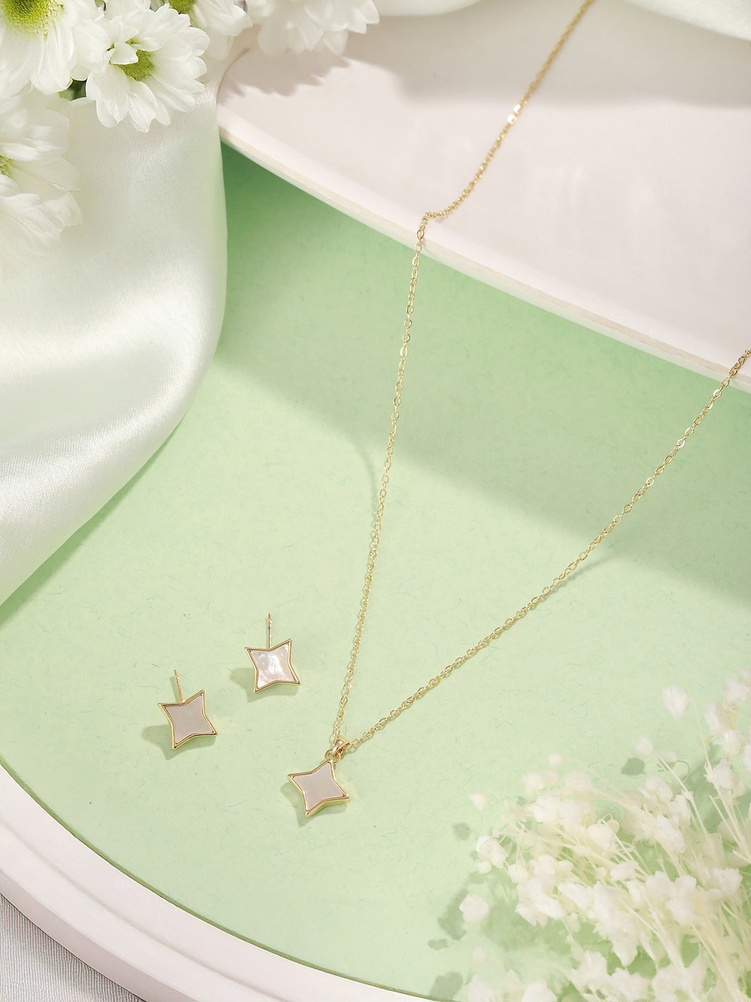 Anti-Tarnish Gold Toned Faux Pearl Star Shaped Minimal Pendant Jewellery Set