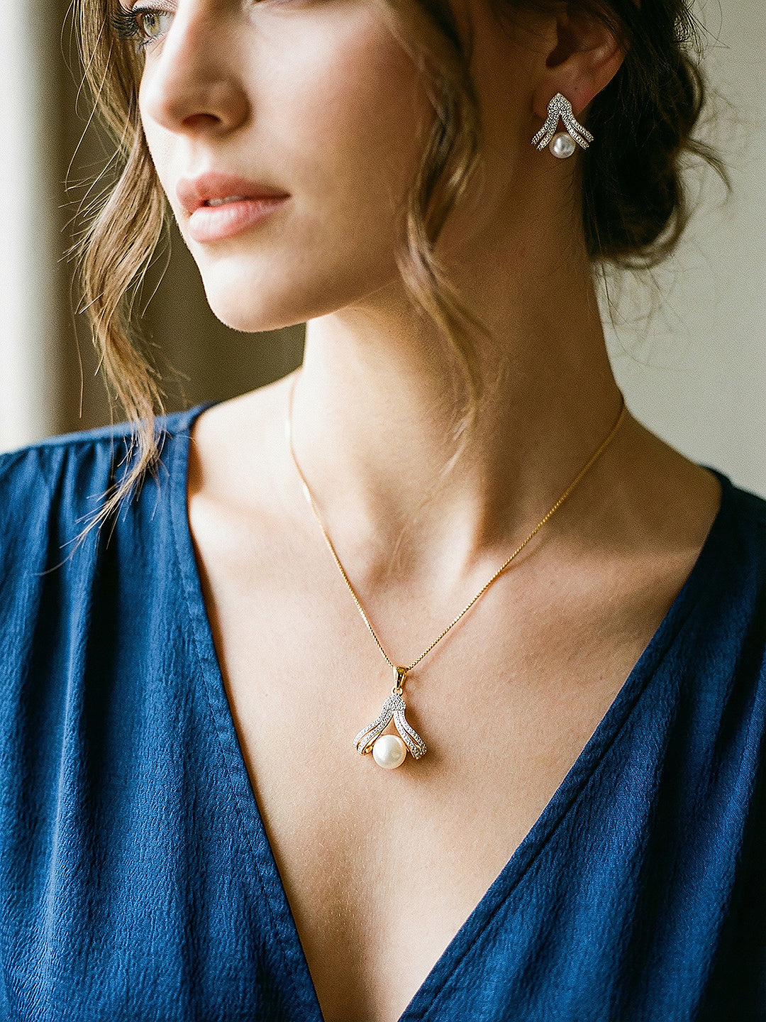 Gold Plated AD Zircon Pearl Studded Minimal Pendant Jewellery Set