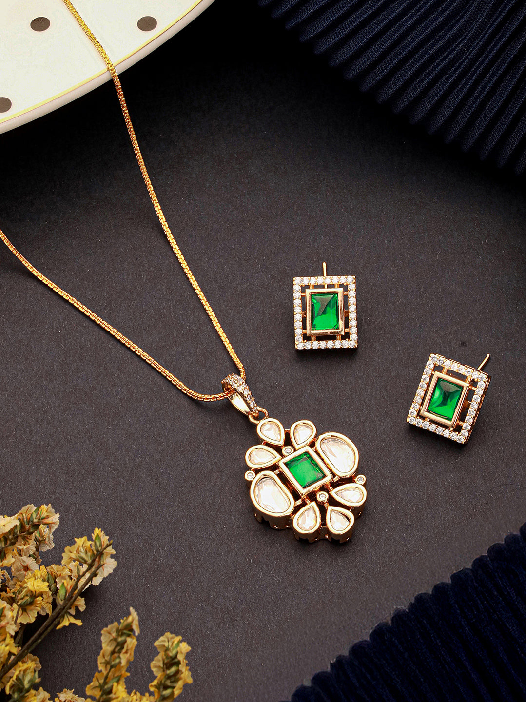 Gold Toned Green Emerald Kundan Studded Floral Locket Pendant Jewellery Set