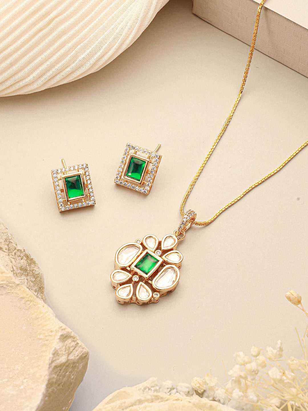 Gold Toned Green Emerald Kundan Studded Floral Locket Pendant Jewellery Set
