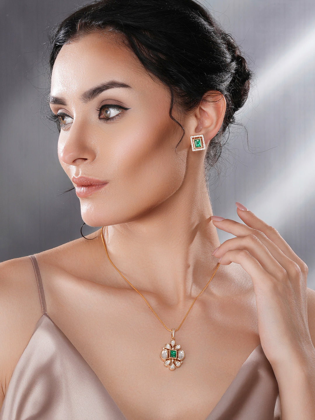 Gold Toned Green Emerald Kundan Studded Floral Locket Pendant Jewellery Set