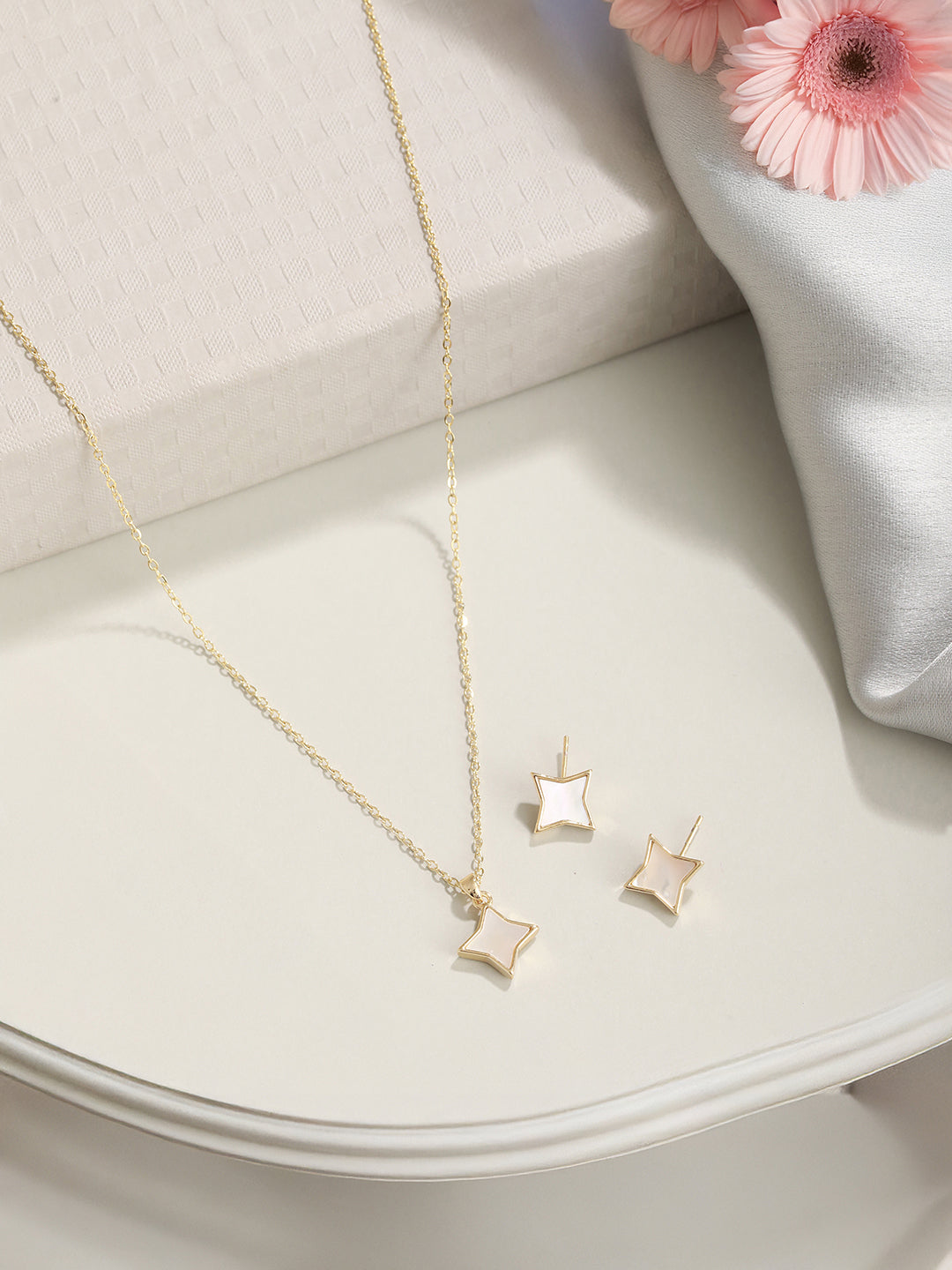 Anti-Tarnish Gold Toned Faux Pearl Star Shaped Minimal Pendant Jewellery Set