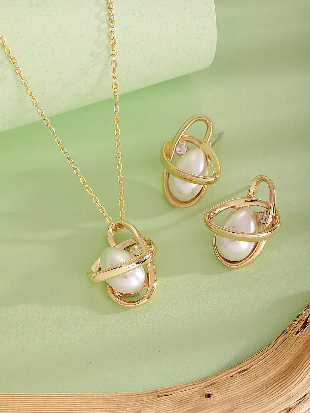 Elegant Pearl Pendant with Modern Gold-Tone Design