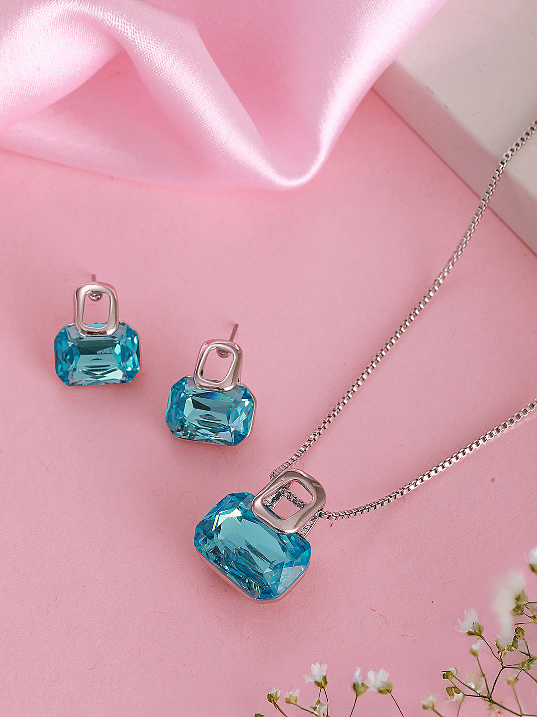 Trendy Rectangular Blue Pendant eye-catching design