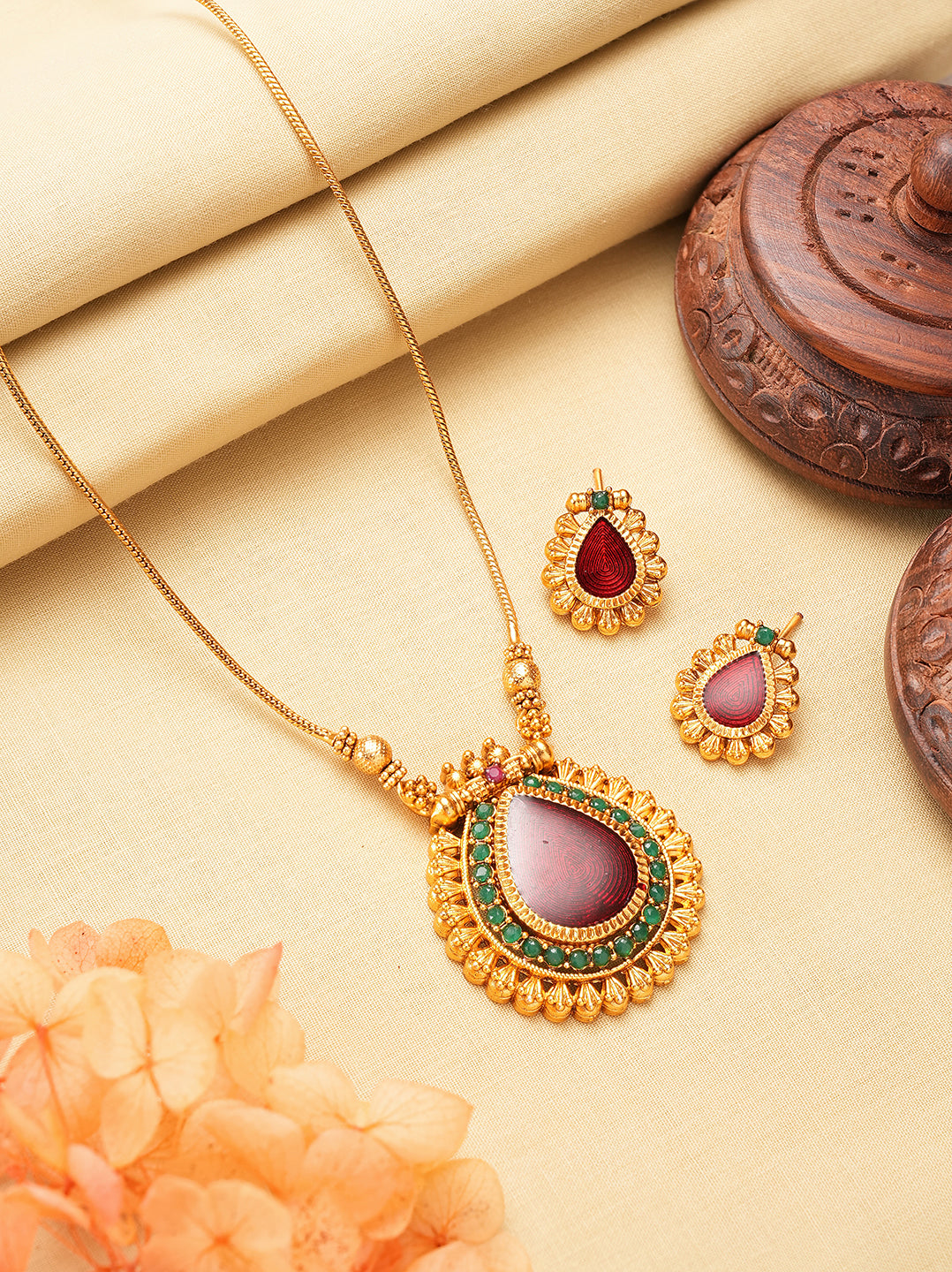 Antique gold ruby teardrop pendant necklace set with studs
