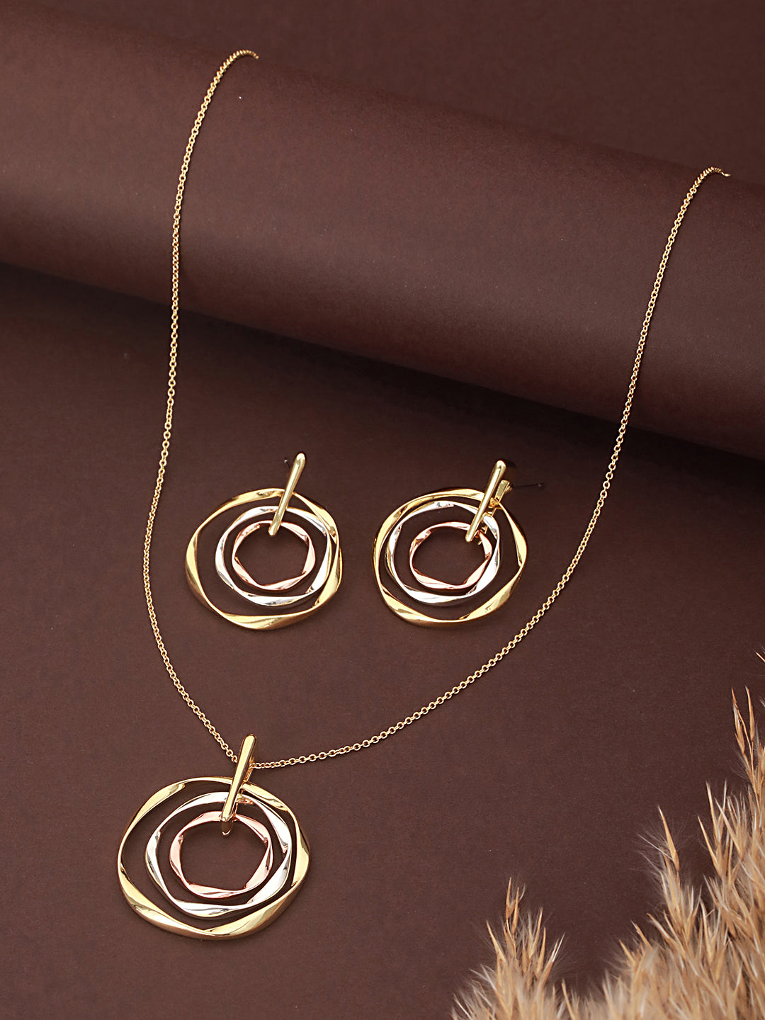 Anti-Tarnish Triple toned Concentric Twisted Chunky Pendant Jewellery Set