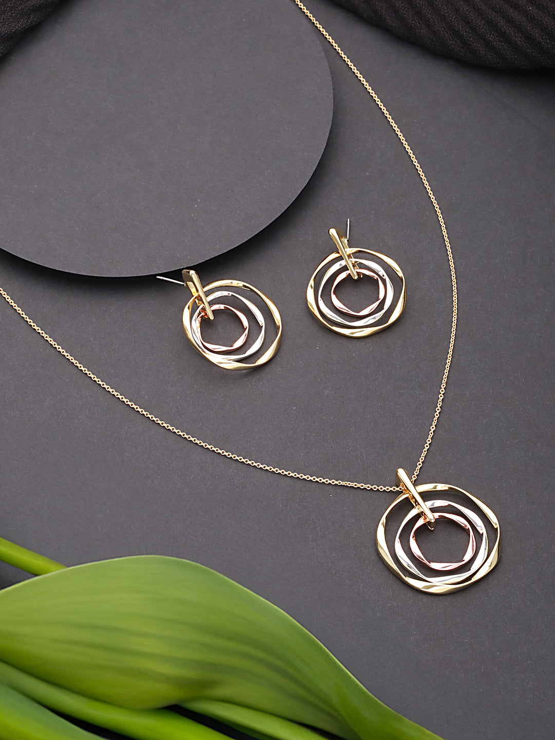 Anti-Tarnish Triple toned Concentric Twisted Chunky Pendant Jewellery Set