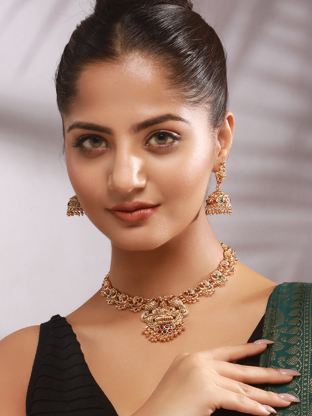 Elegant Gold Plated Floral Necklace Jewellery Set with Matching Earrings