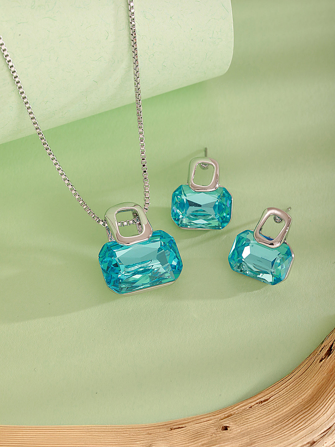 Trendy Rectangular Blue Pendant eye-catching design