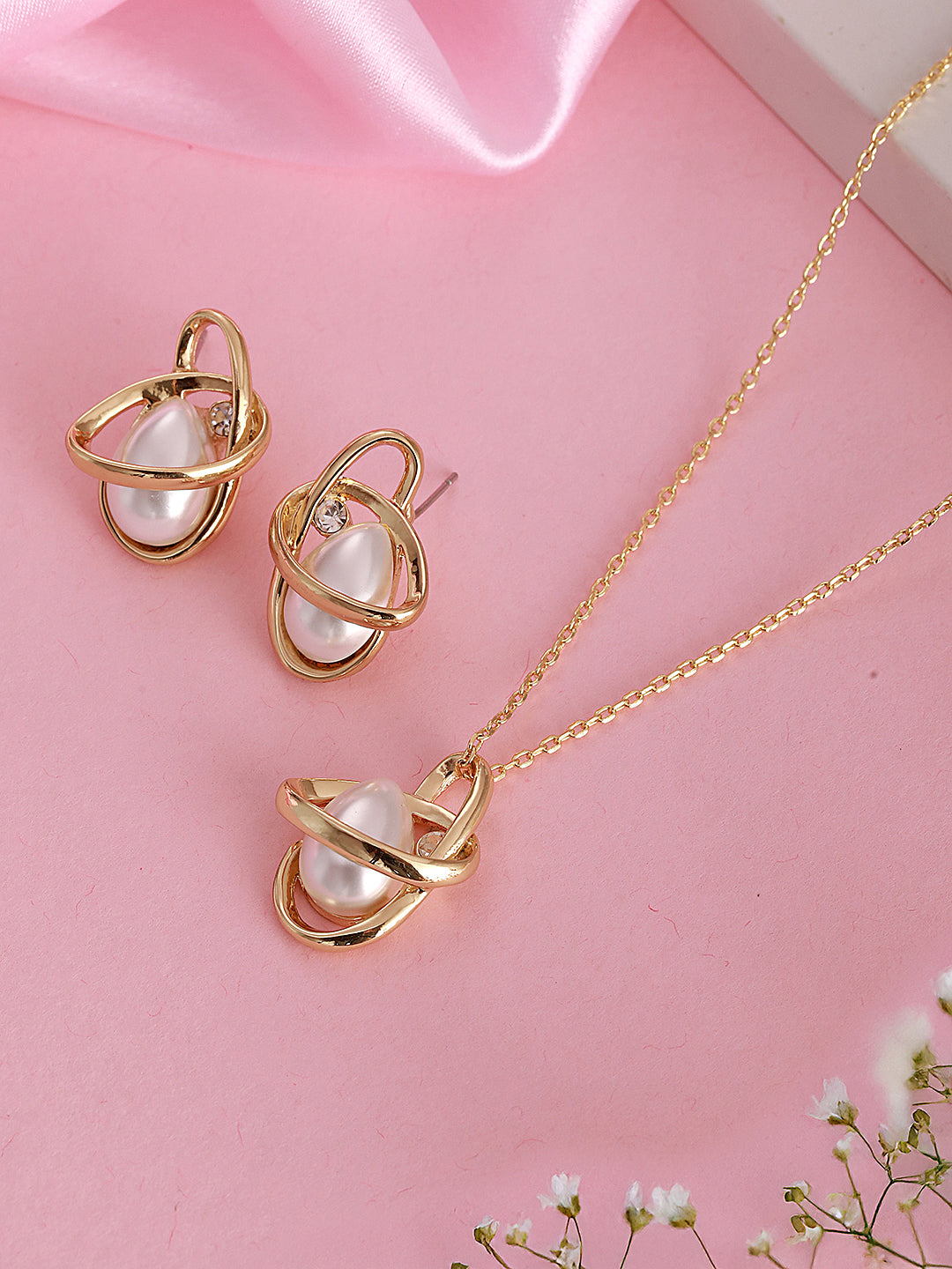 Elegant Pearl Pendant with Modern Gold-Tone Design