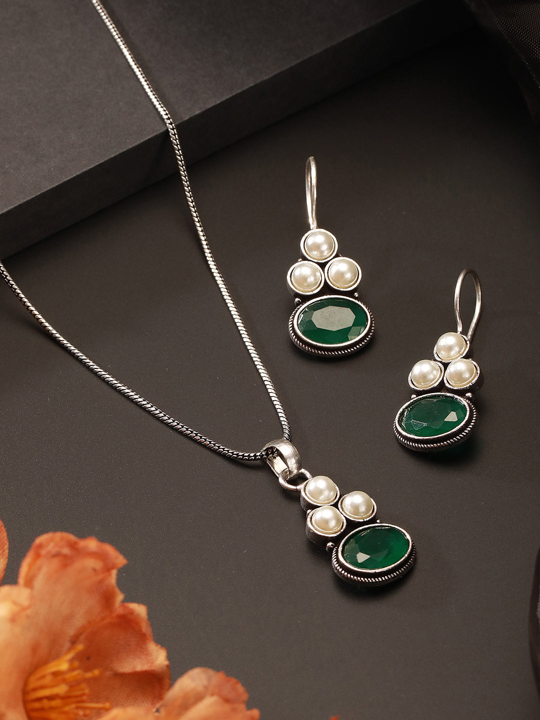 Oxidised Silver Toned Emerald Green Stone & Pearl Beaded Minimal Pendant Chain Jewellery Set